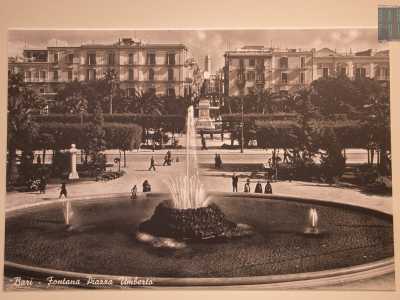 Una foto d�epoca affissa nel vicino tabaccaio mostra quel lato di piazza Umberto prima degli abbattimenti degli anni 70. Si vedono tre antichi palazzi uno accanto all�altro. Il primo, quello ad angolo con via Davanzati, � ancora esistente e oggi ospita al piano terra il botteghino del Teatroteam. Il terzo non c�� pi� ma � stato sostituto da un alto edificio di color grigio e rosa. E tra i due si distingue un�altra palazzina pi� stretta, quella che una volta abbattuta ha lasciato il �buco� di cui stiamo parlando
